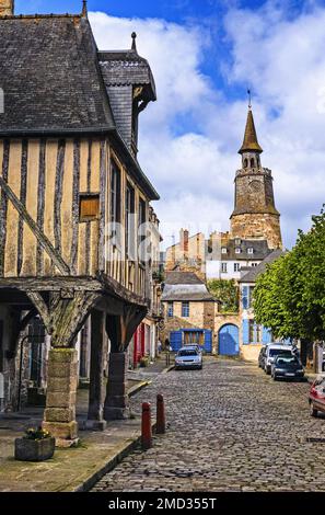 Frankreich. Brittany. Cotes-d'Armor (22) Dinan. La Tour de l'Horloge et la maison natale a Colombages d'Auguste Pavie (1847-1925) sur la Place Saint-Sauve Stockfoto