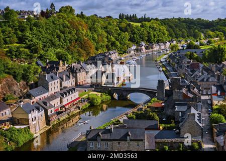 Frankreich. Brittany. Cotes-d'Armor (22) Dinan. Die Rance, die gotische Brücke und der Hafen Stockfoto
