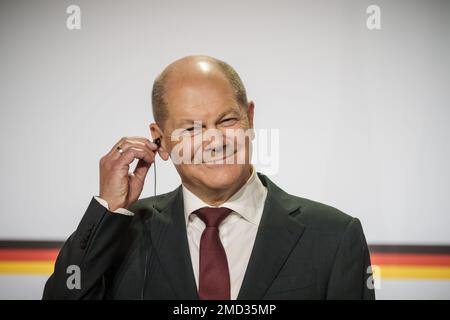 Paris, Frankreich. 22. Januar 2023. Kanzler Olaf Scholz (SPD) lächelte bei der Pressekonferenz nach dem deutsch-französischen Ministerrat anlässlich des 60. Jahrestags des Elysée-Vertrags. Das wurde am 22. Januar 1963 von Konrad Adenauer und Charles de Gaulle unterzeichnet. Dieses Abkommen besiegelte die deutsch-französische Freundschaft und Zusammenarbeit zwischen den beiden Ländern. Kredit: Michael Kappeler/dpa/Alamy Live News Stockfoto