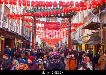 London, Großbritannien. 22. Januar 2023 Dekoration zum chinesischen Neujahr in Chinatown, um das Jahr des Hasen zu feiern. Stockfoto