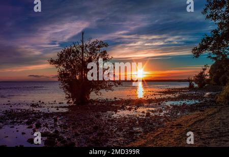 Ein wunderschöner, farbenfroher Sonnenuntergang im Herbst während der Goldenen Stunde auf Lough Neagh, Nordirland Stockfoto