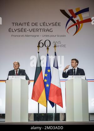 Paris, Frankreich. 22. Januar 2023. Bundeskanzler Olaf Scholz (SPD) nimmt gemeinsam mit dem französischen Präsidenten Emmanuel Macron an der Pressekonferenz im Anschluss an den deutsch-französischen Ministerrat anlässlich des 60. Jahrestags des Elysée-Vertrags Teil. Das wurde am 22. Januar 1963 von Konrad Adenauer und Charles de Gaulle unterzeichnet. Dieses Abkommen besiegelte die deutsch-französische Freundschaft und Zusammenarbeit zwischen den beiden Ländern. Kredit: Michael Kappeler/dpa/Alamy Live News Stockfoto