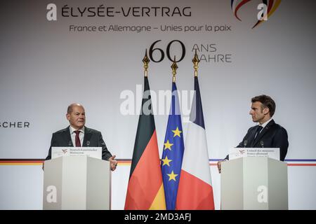 Paris, Frankreich. 22. Januar 2023. Bundeskanzler Olaf Scholz (SPD) nimmt gemeinsam mit dem französischen Präsidenten Emmanuel Macron an der Pressekonferenz im Anschluss an den deutsch-französischen Ministerrat anlässlich des 60. Jahrestags des Elysée-Vertrags Teil. Das wurde am 22. Januar 1963 von Konrad Adenauer und Charles de Gaulle unterzeichnet. Dieses Abkommen besiegelte die deutsch-französische Freundschaft und Zusammenarbeit zwischen den beiden Ländern. Kredit: Michael Kappeler/dpa/Alamy Live News Stockfoto