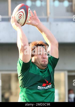 Sagamihara, Japan. 22. Januar 2023. Mitsubishi Heavy Industries Sagamihara Dynaboars Nutte Yuki Miyazato wirft den Ball während des Japan Rugby League One Spiels gegen Shizuoka BlueRevs in Sagamihara, Vorort Tokio am Sonntag, den 22. Januar 2023. Dynaboars und BlueRevs haben das Spiel von 27 bis 27 gezeichnet. Kredit: Yoshio Tsunoda/AFLO/Alamy Live News Stockfoto