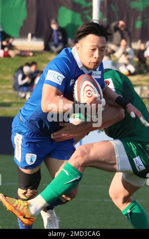 Sagamihara, Japan. 22. Januar 2023. Shizuoka BlueRevs Wing Tomokazu Kira trägt den Ball während des Spiels der Japan Rugby League One gegen Mitsubishi Heavy Industries Sagamihara Dynaboars in Sagamihara, Vorstadt Tokio am Sonntag, den 22. Januar 2023. Dynaboars und BlueRevs haben das Spiel von 27 bis 27 gezeichnet. Kredit: Yoshio Tsunoda/AFLO/Alamy Live News Stockfoto