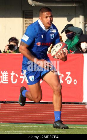 Sagamihara, Japan. 22. Januar 2023. Shizuoka BlueRevs Wing Malo Tuitama trägt den Ball während des Spiels der Japan Rugby League One gegen Mitsubishi Heavy Industries Sagamihara Dynaboars in Sagamihara, Vorort Tokio am Sonntag, den 22. Januar 2023. Dynaboars und BlueRevs haben das Spiel von 27 bis 27 gezeichnet. Kredit: Yoshio Tsunoda/AFLO/Alamy Live News Stockfoto