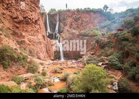 Die Ouzoud-Wasserfälle in Marokko, Afrika. Man kann Menschen am Fuß der Wasserfälle sehen. Mit einer Langzeitbelichtung aufgenommen. Stockfoto