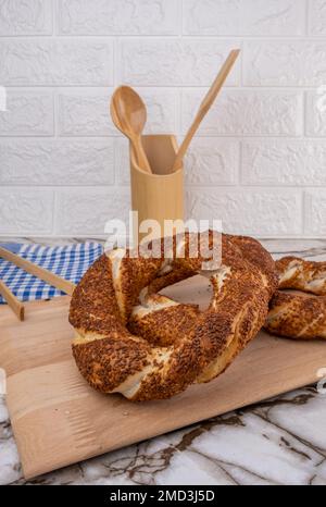 Küchen-Bagel-Konzept. Frühstücksidee mit türkischen Bagels in der Küche. Stockfoto