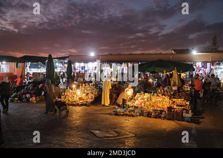 MARRAKESCH, MAROKKO - 3.. NOV 22: Stände draußen an der Jemaa el-Fna in der Medina von Marrakesch in der Nacht. Menschen können gesehen werden. Stockfoto