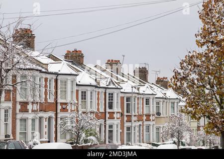 LONDON, Vereinigtes Königreich - 12. DEZEMBER 22: Schneebedeckte Wohnhäuser in London in den Wintermonaten. Stockfoto