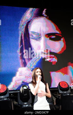 Wien, Österreich. 18. Mai 2014 Conchita Wurst, Preisträgerin des Eurovision Song Contest 2014, wurde offiziell im österreichischen Bundeskanzleramt begrüßt. Dann gab sie ein Konzert auf dem Ballhausplatz vor etwa 12.000 Besuchern Stockfoto