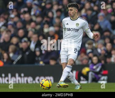 Leeds, Großbritannien. 22. Januar 2023. Marc Roca #8 von Leeds United trifft beim Premier League-Spiel Leeds United gegen Brentford auf der Elland Road, Leeds, Großbritannien, 22. Januar 2023 (Foto von Mark Cosgrove/News Images) in Leeds, Großbritannien, am 1./22. Januar 2023. (Foto: Mark Cosgrove/News Images/Sipa USA) Guthaben: SIPA USA/Alamy Live News Stockfoto