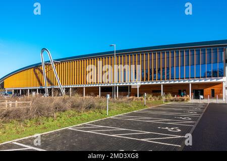 Eine Reihe leerer Behindertenparkplätze vor dem Braywick Leisure Centre in Maidenhead, Berkshire, Großbritannien Stockfoto
