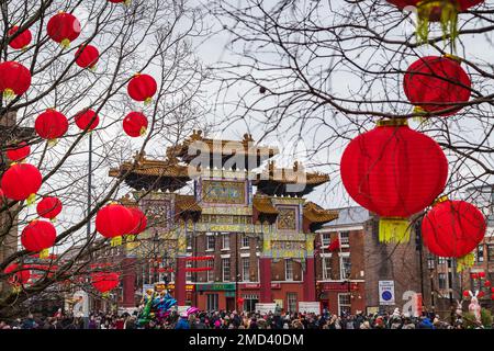 Rote Papierlaternen hängen an Bäumen rund um das Chinatown-Viertel Liverpool, die während der chinesischen Neujahrsfeier im Januar 2023 zu sehen waren. Stockfoto