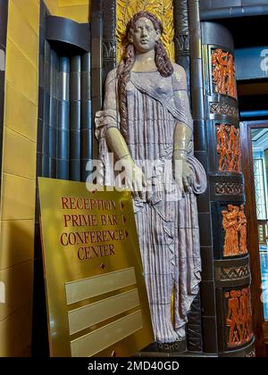 Prag, Tschechische Republik, Detail Dekor, Statue, Art Deco, Im historischen Café, Restaurant, Hotel, Imperial Cafe, im Old Town Center Stockfoto