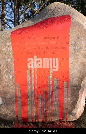 19. Januar 2023, Berlin: Der Afrikastein (ehemals Hererostein) auf dem Friedhof am Columbiadamm wurde vor einiger Zeit von Unbekannten mit roter Farbe markiert. Der Stein erinnert an sieben deutsche Soldaten, die in der damaligen Kolonie (Protektorat) des deutschen Südwestafrikas starben. Das Deutsche Reich war von 1884 bis 1915 die Kolonialmacht in dem damaligen deutschen Südwestafrika und zerstörte Aufstände mit Blutvergießen. Während des Herero- und Nama-Krieges von 1904 bis 1908 gab es Massenmord, der als erster Völkermord des 20. Jahrhunderts gilt. Foto: Hauke Schröder/dpa-Zentralbild/dpa Stockfoto