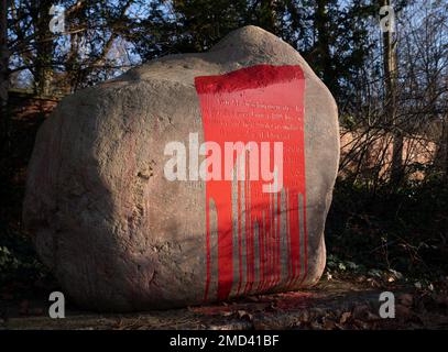 19. Januar 2023, Berlin: Der Afrikastein (ehemals Hererostein) auf dem Friedhof am Columbiadamm wurde vor einiger Zeit von Unbekannten mit roter Farbe markiert. Der Stein erinnert an sieben deutsche Soldaten, die in der damaligen Kolonie (Protektorat) des deutschen Südwestafrikas starben. Das Deutsche Reich war von 1884 bis 1915 die Kolonialmacht in dem damaligen deutschen Südwestafrika und zerstörte Aufstände mit Blutvergießen. Während des Herero- und Nama-Krieges von 1904 bis 1908 gab es Massenmord, der als erster Völkermord des 20. Jahrhunderts gilt. Foto: Hauke Schröder/dpa-Zentralbild/dpa Stockfoto