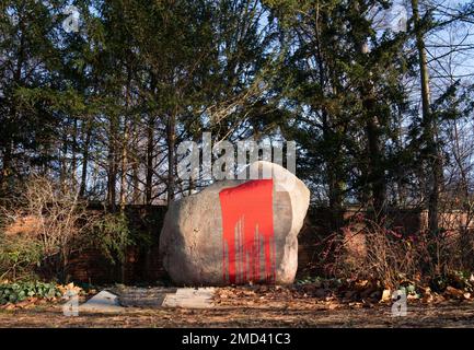 19. Januar 2023, Berlin: Der Afrikastein (ehemals Hererostein) auf dem Friedhof am Columbiadamm wurde vor einiger Zeit von Unbekannten mit roter Farbe markiert. Der Stein erinnert an sieben deutsche Soldaten, die in der damaligen Kolonie (Protektorat) des deutschen Südwestafrikas starben. Das Deutsche Reich war von 1884 bis 1915 die Kolonialmacht in dem damaligen deutschen Südwestafrika und zerstörte Aufstände mit Blutvergießen. Während des Herero- und Nama-Krieges von 1904 bis 1908 gab es Massenmord, der als erster Völkermord des 20. Jahrhunderts gilt. Foto: Hauke Schröder/dpa-Zentralbild/dpa Stockfoto