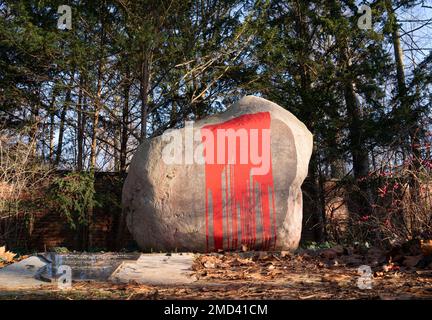 19. Januar 2023, Berlin: Der Afrikastein (ehemals Hererostein) auf dem Friedhof am Columbiadamm wurde vor einiger Zeit von Unbekannten mit roter Farbe markiert. Der Stein erinnert an sieben deutsche Soldaten, die in der damaligen Kolonie (Protektorat) des deutschen Südwestafrikas starben. Das Deutsche Reich war von 1884 bis 1915 die Kolonialmacht in dem damaligen deutschen Südwestafrika und zerstörte Aufstände mit Blutvergießen. Während des Herero- und Nama-Krieges von 1904 bis 1908 gab es Massenmord, der als erster Völkermord des 20. Jahrhunderts gilt. Foto: Hauke Schröder/dpa-Zentralbild/dpa Stockfoto