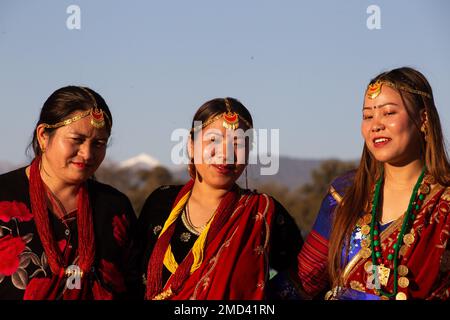 Kathmandu, Nepal. 22. Januar 2023. Am 22. Januar 2023 in Kathmandu, Nepal. Frauen aus der tamang-Gemeinde in kultureller Kleidung nehmen am Kulturfest „Soman Lhosar“ Teil. Das Festival „Soman Lhosar“ beginnt mit einem Knall auf den zweiten Neumond nach der Wintersonnenwende, während dieses Festmahl von der Tamang-Gemeinde jedes Jahr auf Magh im nepalesischen Kalender gefeiert wird. (Foto: Abhishek Maharjan/Sipa USA) Guthaben: SIPA USA/Alamy Live News Stockfoto