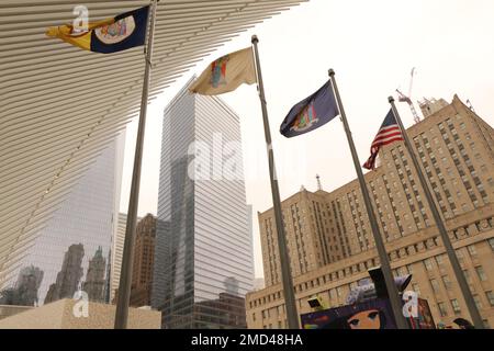 New York Flaggen unter dem Flügel des Oculus weißen Taubenbaues mit dem Federal Office Building im Hintergrund. Eintritt zum World Trade Center. Stockfoto