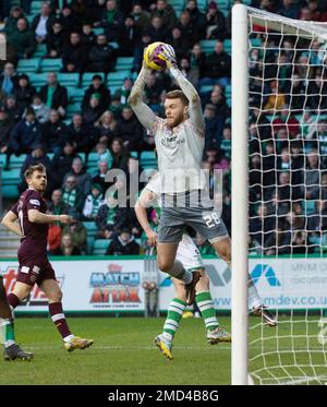 Edinburgh, Großbritannien. 22. Januar 2023. Scottish Cup – Hibernian FC gegen Heart of Midlothian FC 22/1/2023. Edinburgh Derby, während Hibernian in der vierten Runde des Scottish Cup im Easter Road Stadium, Edinburgh, Midlothian, Großbritannien, Gastgeber des Heart of Midlothian ist. Pic Shows: HeartsÕ Torhüter, Zander Clark, gewinnt den Ball. Kredit: Ian Jacobs/Alamy Live News Stockfoto