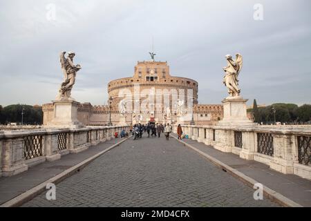 Das Castel Sant'Angelo ist ein Denkmal von Rom, das sich am rechten Ufer des Tibers befindet Stockfoto