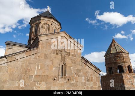 Gergeti Trinity Kirche außen. Die Kirche befindet sich am rechten Ufer des Flusses Chkheri unter dem Berg Kazbek in Georgien Stockfoto