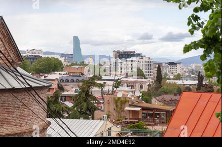 Stadtbild von Tiflis, Georgia. Außenfoto mit Geschäftstürmen und alten Wohnhäusern an einem Sommertag Stockfoto