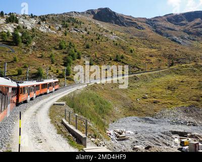 Zermatt, Schweiz - 15. September 2018: Eisenbahn zum Berggebiet. Stockfoto