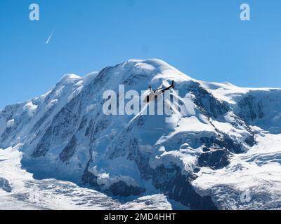 Zermatt, Schweiz - 15. September 2018: AirZermatt Rettungshubschrauber Stockfoto