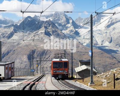 Zermatt, Schweiz - 15. September 2018: Eisenbahn zum Berggebiet. Stockfoto