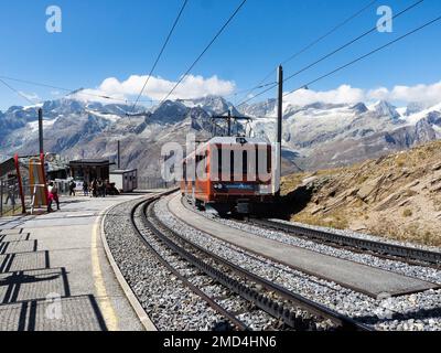 Zermatt, Schweiz - 15. September 2018: Eisenbahn zum Berggebiet. Stockfoto