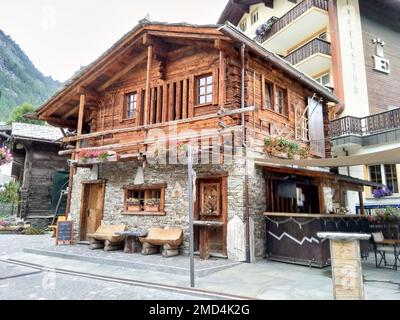 Zermatt, Schweiz - September 16,2018: Apartmentgebäude im historischen Zentrum von Zermatt Stockfoto
