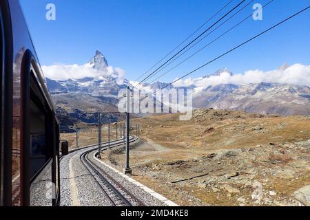 Zermatt, Schweiz - 15. September 2018: Eisenbahn zum Berggebiet. Stockfoto