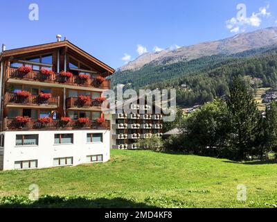Zermatt, Schweiz - September 15,2018: Apartmentgebäude im historischen Zentrum von Zermatt Stockfoto