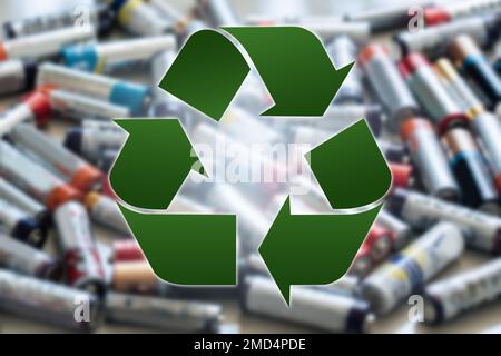 Recycling-Symbol auf einem Hintergrund einer gebrauchten AA-Batterie Stockfoto