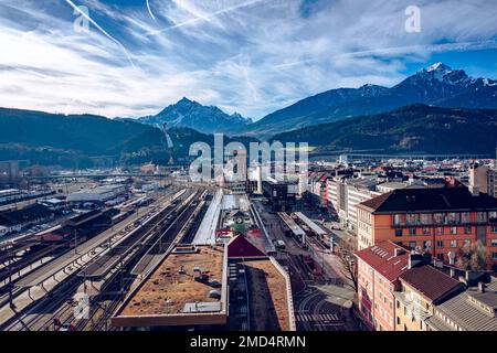 INNSBRUCK, ÖSTERREICH - 06. JANUAR 2023 : die Hauptstadt des Weststaates Tirol. Stockfoto