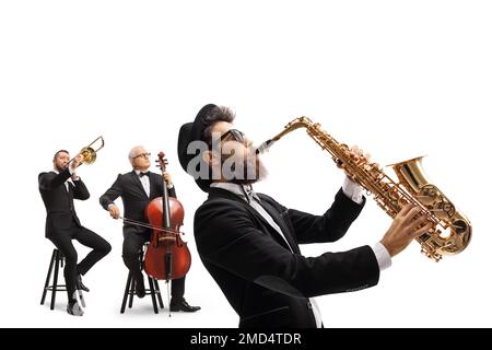 Ein Mann spielt Saxophon und andere Künstler spielen Posaune und Cello isoliert auf weißem Hintergrund Stockfoto