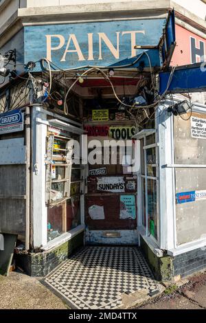 Alte Schaufenster mit Eingang, seit Jahrzehnten unverändert am Broadway, Leigh-on-Sea Stockfoto