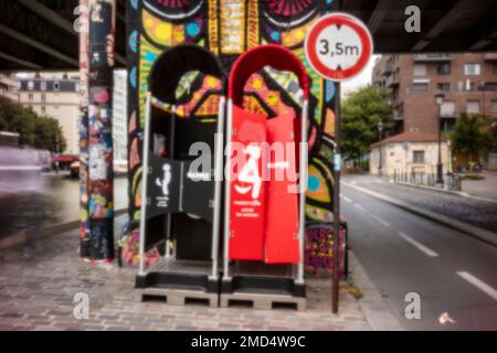 Neu, altersbeständig, digitales Zeitalter, ohne Objektiv, herausragend, Hochauflösendes Nadellochbild farbenfroher Urinale im Freien in Paris, Frankreich, Europa Stockfoto