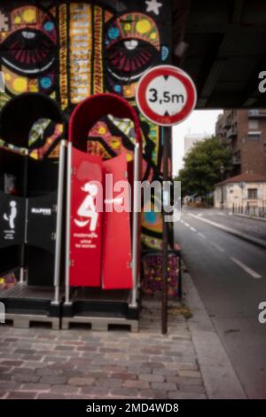 Neu, altersbeständig, digitales Zeitalter, ohne Objektiv, herausragend, Hochauflösendes Nadellochbild farbenfroher Urinale im Freien in Paris, Frankreich, Europa Stockfoto