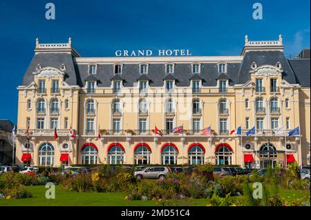 France, Calvados (14), Cabourg, Grand Hotel vor dem Casino-Garten, Luxushotel aus der Belle Epoque, das regelmäßig besucht wurde Stockfoto