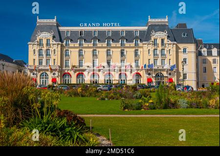 France, Calvados (14), Cabourg, Grand Hotel vor dem Casino-Garten, Luxushotel aus der Belle Epoque, das regelmäßig besucht wurde Stockfoto