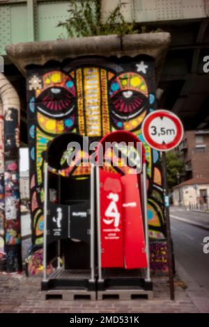 Neu, altersbeständig, digitales Zeitalter, ohne Objektiv, herausragend, Hochauflösendes Nadellochbild farbenfroher Urinale im Freien in Paris, Frankreich, Europa Stockfoto