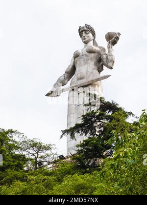 Mutter Georgia oder Kartlis Deda Monument in Tiflis, Georgia. Statue mit Schwert und Schale Wein ist Symbol für Kampf und Gastfreundschaft. Die Gedenkfeier steht Stockfoto