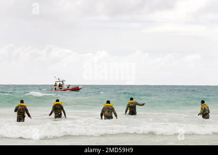 MARINE CORPS BASIS HAWAII, Hawaii (13. Juli 2022) mexikanische Naval Infantry Marines nehmen an einer Schwimmübung während der Amphibieneinsätze im Rahmen von Rim of the Pacific (RIMPAC) 2022 Teil. Von Juni 29 bis August 4 nehmen an der RIMPAC 25.000 Nationen, 38 Schiffe, vier U-Boote, mehr als 170 Flugzeuge und Mitarbeiter auf und um die hawaiianischen Inseln und Südkalifornien Teil. RIMPAC ist die weltweit größte internationale Seefahrt-Übung und bietet eine einzigartige Ausbildungsmöglichkeit, während gleichzeitig die kooperativen Beziehungen zwischen den Teilnehmern gefördert und aufrechterhalten werden, die für die Sicherstellung der entscheidend sind Stockfoto