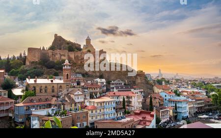 Altstadt von Tiflis, Georgia mit Festung Narikala und orthodoxer Kirche St. Nikolaus, Jumah-Moschee und Schwefelbädern bei Sonnenuntergang. Tiflis uralt Stockfoto