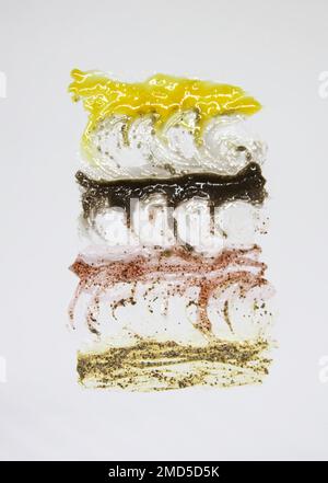 Körperpeeling-Texturen. Hautpflegeprodukte, Farbmuster auf weißem Hintergrund. Stockfoto