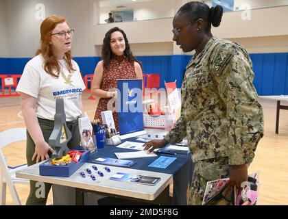 220713-N-OX321-1019 MARINE AIR STATION SIGONELLA, Italien (13. Juli 2022) – Logistics Specialist 2. Class Diamond Robinson aus Dixon, Illinois, spricht mit Rachel Martinez, einer Vertreterin der Embry-Riddle Aeronautical University, Und Catalina Mejia, eine Vertreterin des Universitäts-Campus von Maryland Global, während einer College Fair, die vom Naval Air Station Sigonella's Sailor 360 im Fitnessstudio veranstaltet wird, am 13. Juli 2022. Die strategische Lage von NAS Sigonella ermöglicht es den US-Streitkräften, den alliierten Streitkräften und den Streitkräften der Partnerstaaten, bei Bedarf zu entsenden und zu reagieren, um Sicherheit und Stabilität in Europa, Afrika und dem Zentralkommando zu gewährleisten. Stockfoto